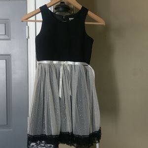 🍎Girls Black and Cream Dress